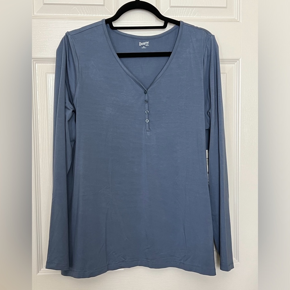 Woman’s Henley tee. Size XL